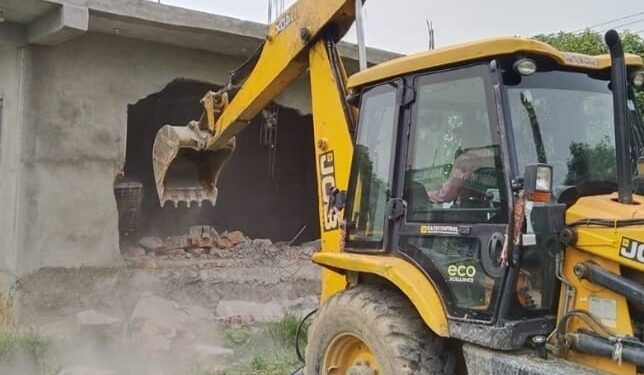 गोलबजार नगरपालिका–९ वन क्षेत्र अतिक्रमण गरी बनाइएको भवन डोजर चल्यो