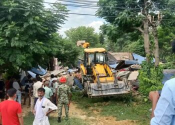 नयाँ चोहर्वाको  सर्वाजनिक जग्गा हडपेर बसेका टहराहरु वन कार्यालय भत्काइयो