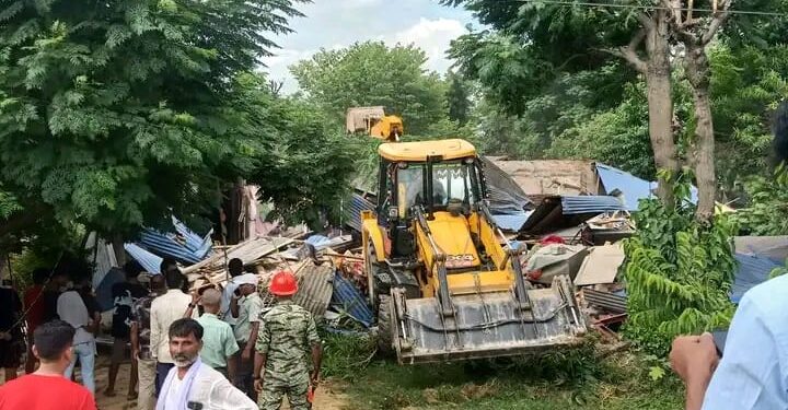 नयाँ चोहर्वाको  सर्वाजनिक जग्गा हडपेर बसेका टहराहरु वन कार्यालय भत्काइयो